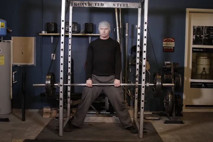 Reverse Band Sumo Deadlift — contração