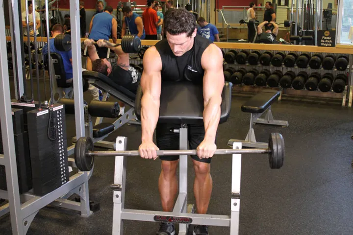 Reverse Barbell Preacher Curls — posição inicial