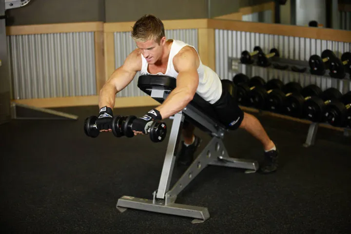 Reverse Flyes With External Rotation — posição inicial