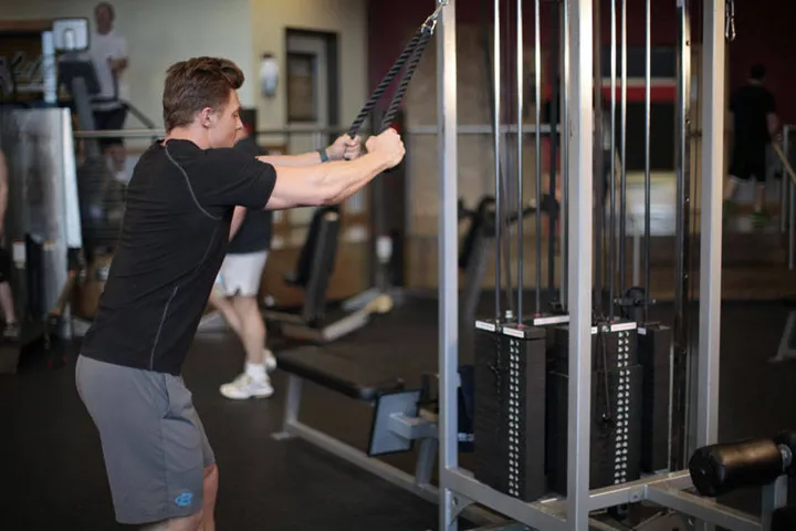 Rope Straight-Arm Pulldown — posição inicial