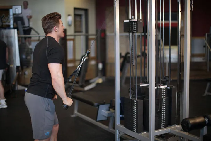 Rope Straight-Arm Pulldown — contração