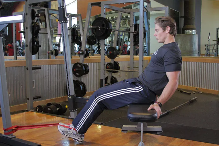 Seated Band Hamstring Curl — posição inicial