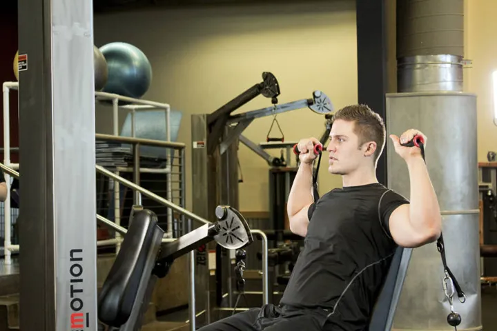 Seated Cable Shoulder Press — posição inicial