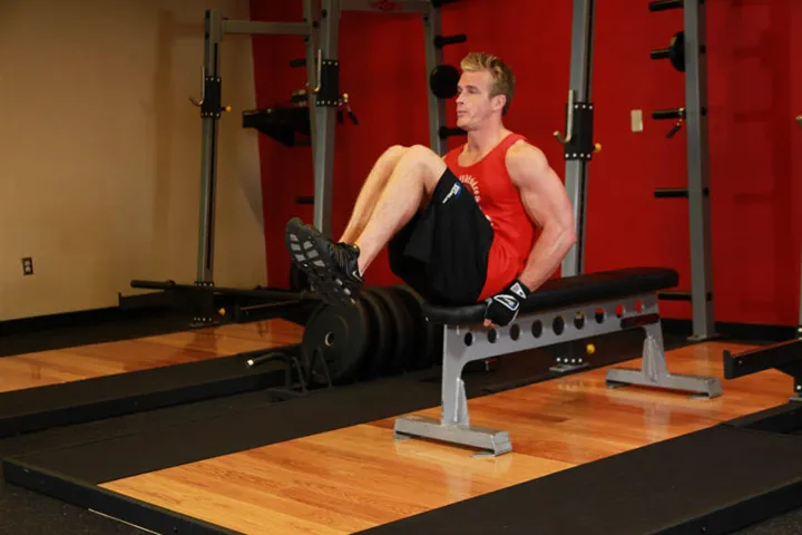 Seated Flat Bench Leg Pull-In — contração