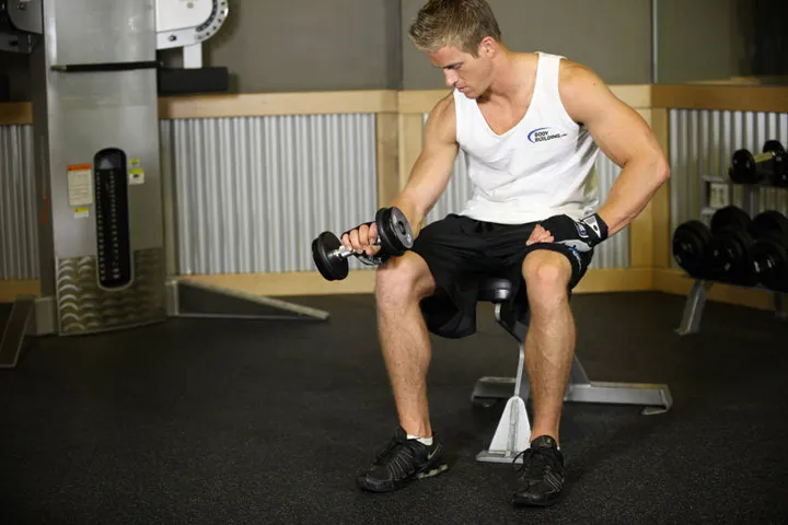 Seated One-Arm Dumbbell Palms-Down Wrist Curl — contração