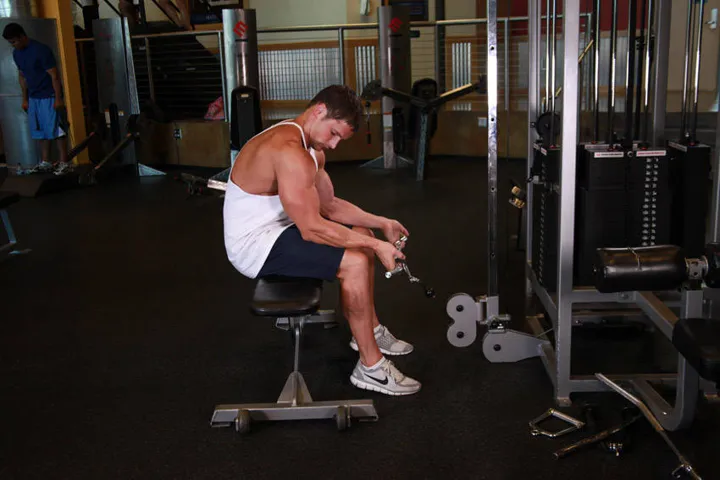Seated Two-Arm Palms-Up Low-Pulley Wrist Curl — posição inicial