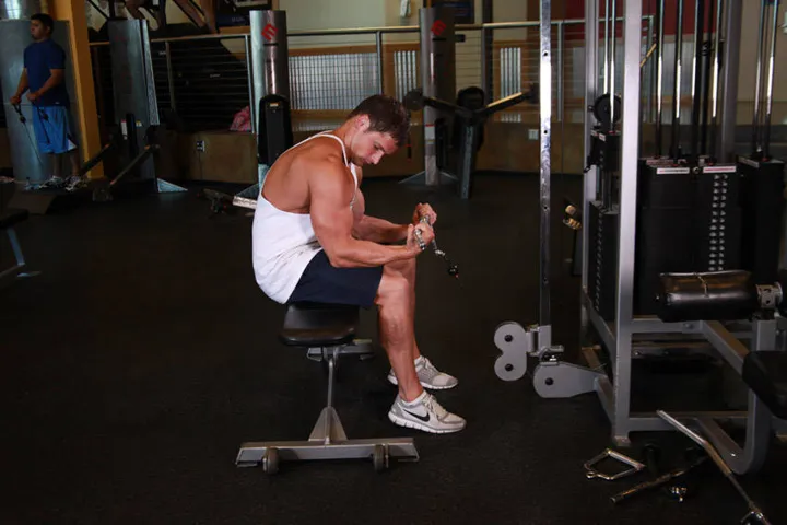 Seated Two-Arm Palms-Up Low-Pulley Wrist Curl — contração