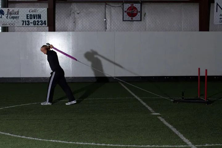Sled Overhead Triceps Extension — posição inicial