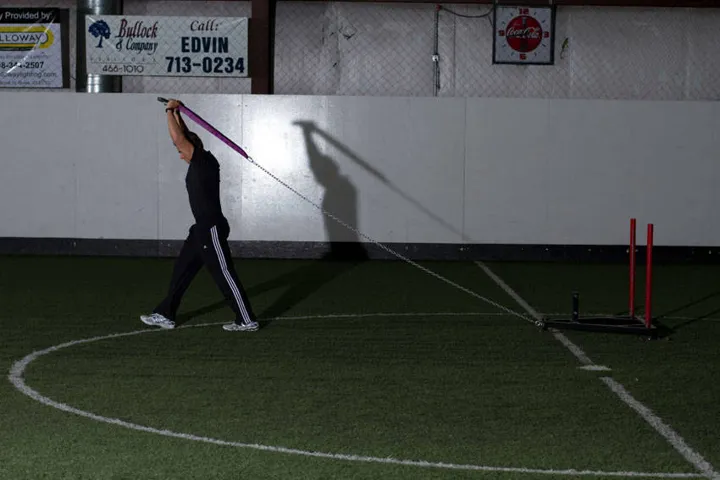 Sled Overhead Triceps Extension — contração