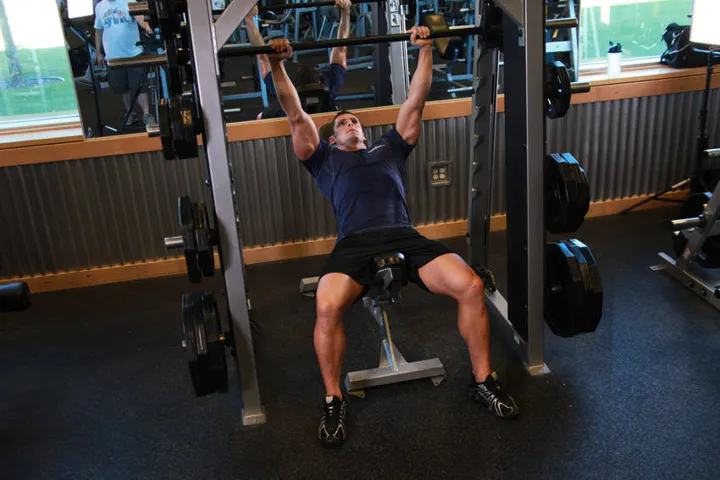 Smith Incline Shoulder Raise — contração