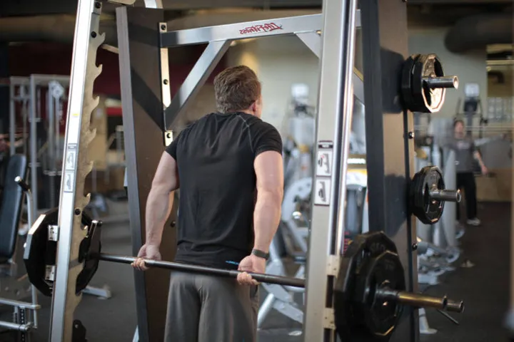 Smith Machine Behind the Back Shrug — contração