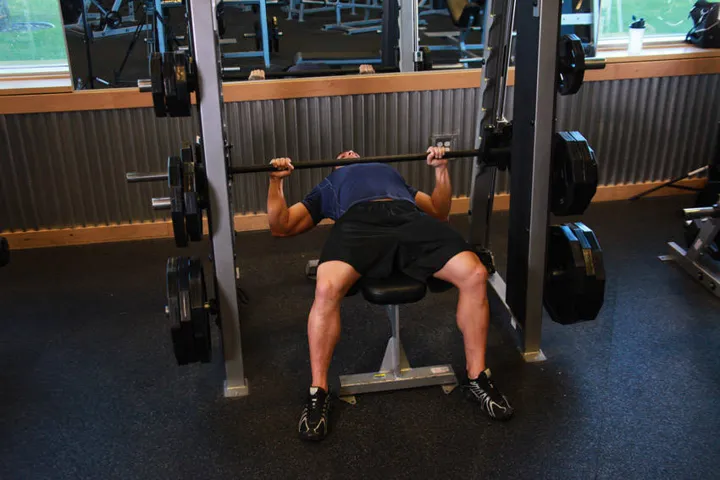 Smith Machine Bench Press — posição inicial