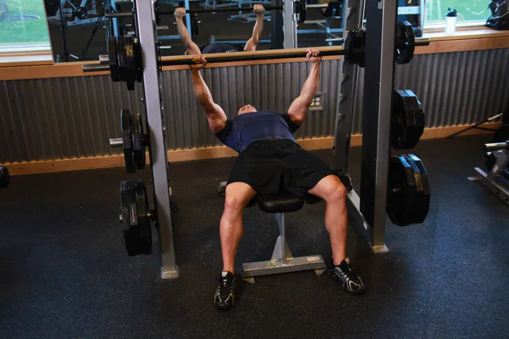 Smith Machine Bench Press — contração