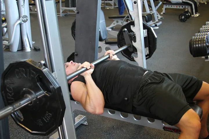 Smith Machine Close-Grip Bench Press — posição inicial