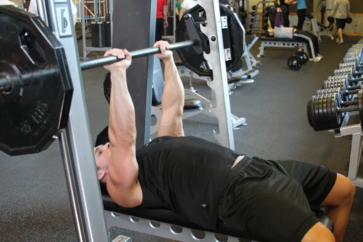 Smith Machine Close-Grip Bench Press — contração