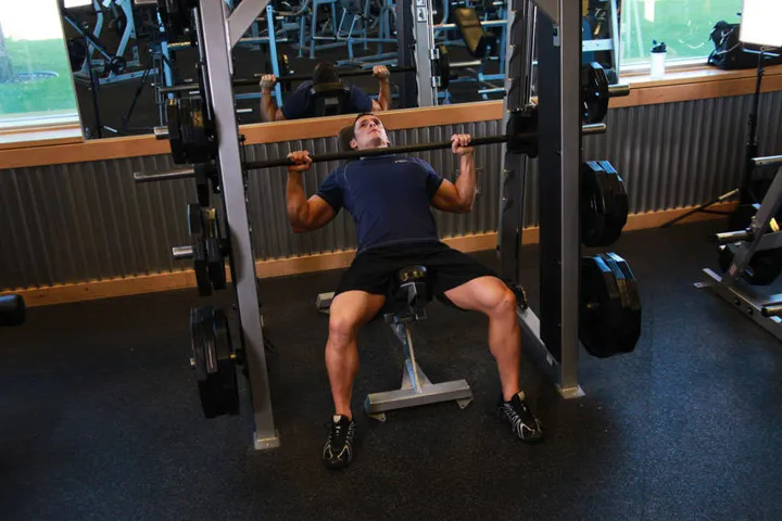 Smith Machine Incline Bench Press — posição inicial