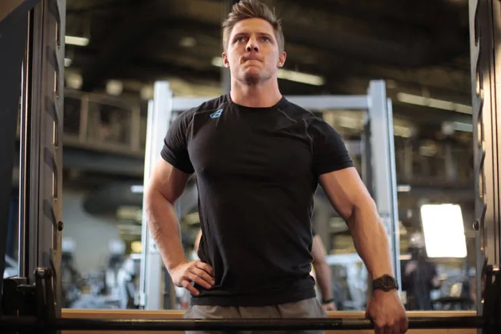 Smith Machine One-Arm Upright Row — posição inicial