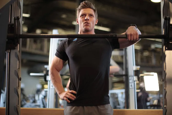 Smith Machine One-Arm Upright Row — contração