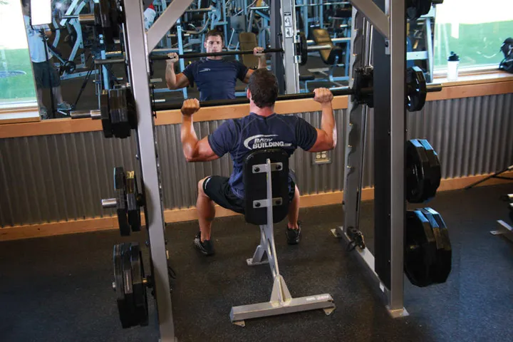 Smith Machine Overhead Shoulder Press — posição inicial