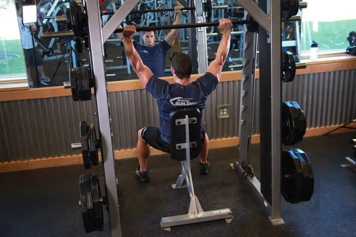 Smith Machine Overhead Shoulder Press — contração