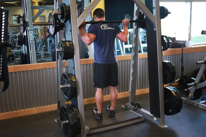 Smith Machine Reverse Calf Raises — posição inicial