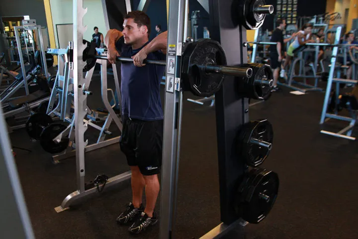 Smith Machine Upright Row — contração