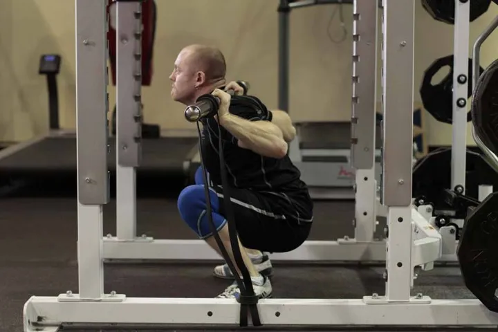 Squat with Bands — contração