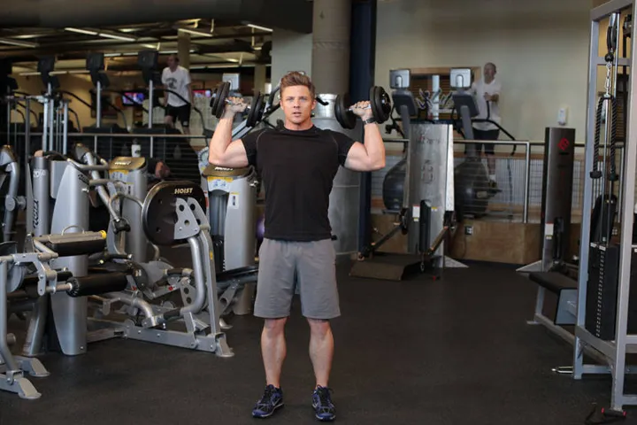 Standing Alternating Dumbbell Press — posição inicial
