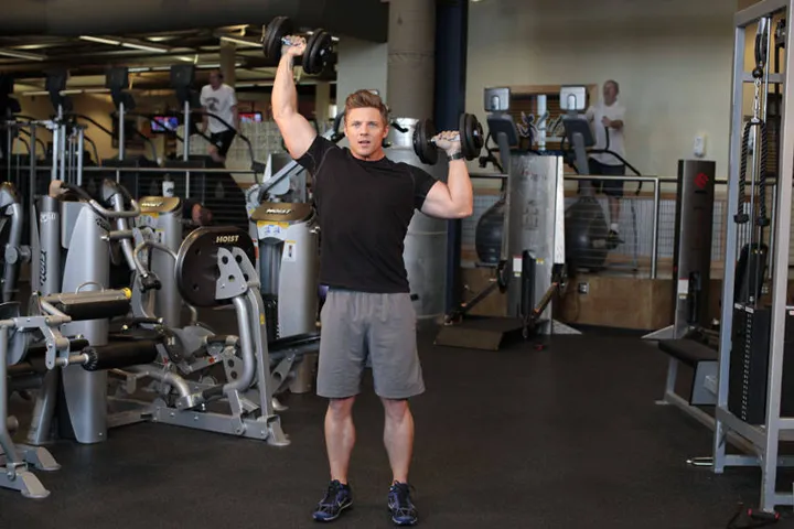 Standing Alternating Dumbbell Press — contração