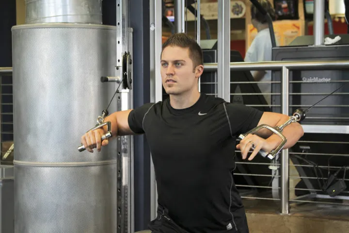 Standing Cable Chest Press — posição inicial