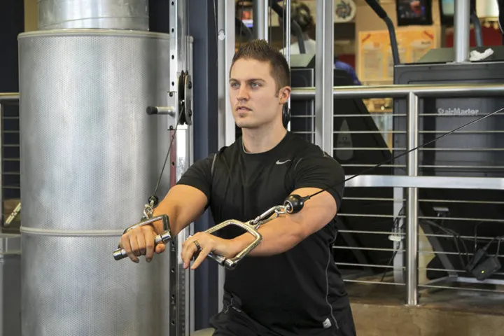 Standing Cable Chest Press — contração