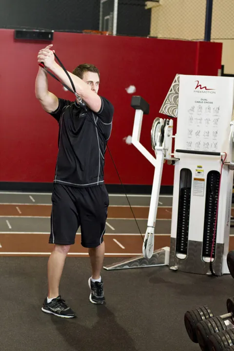 Standing Cable Lift — contração