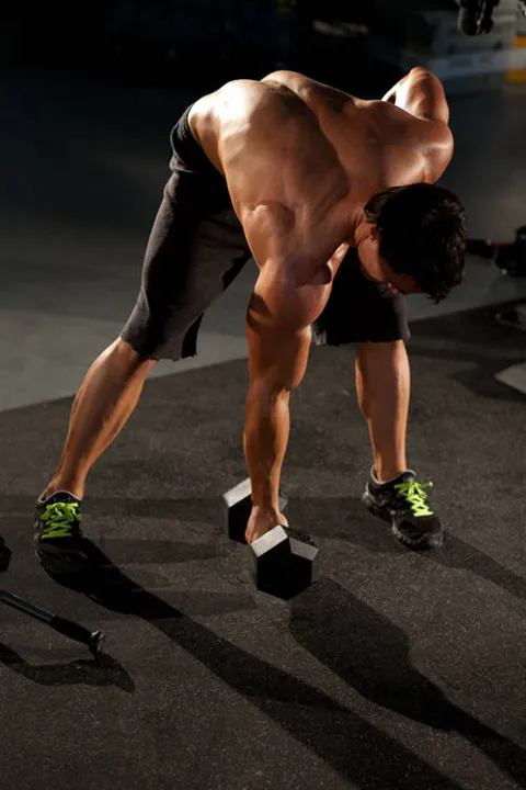 Standing Concentration Curl — posição inicial