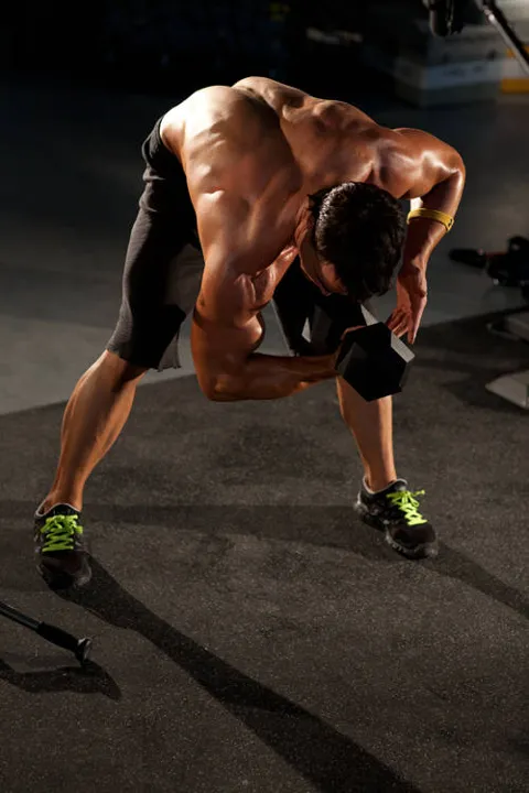 Standing Concentration Curl — contração