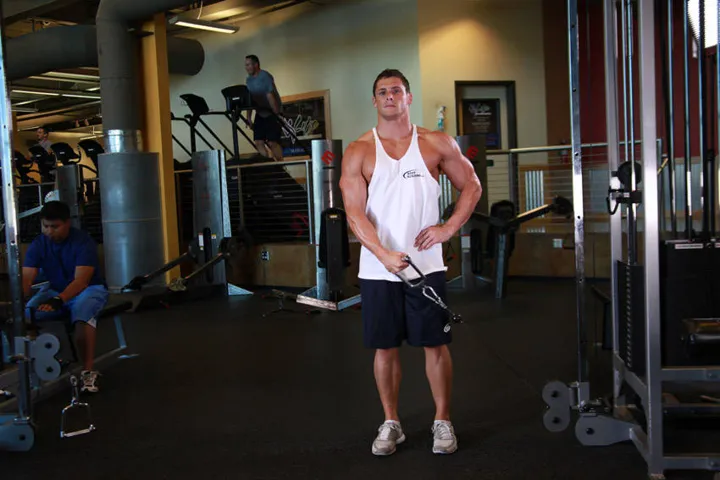 Standing Low-Pulley Deltoid Raise — contração