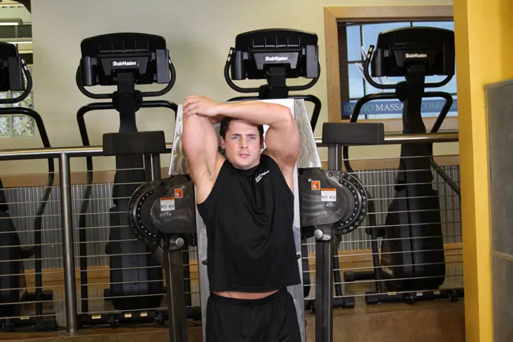 Standing Low-Pulley One-Arm Triceps Extension — posição inicial