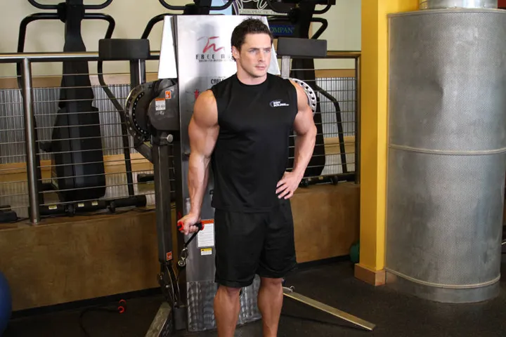 Standing One-Arm Cable Curl — posição inicial