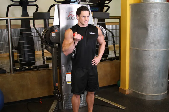 Standing One-Arm Cable Curl — contração