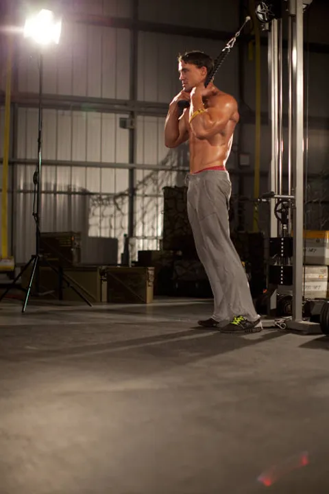 Standing Rope Crunch — posição inicial
