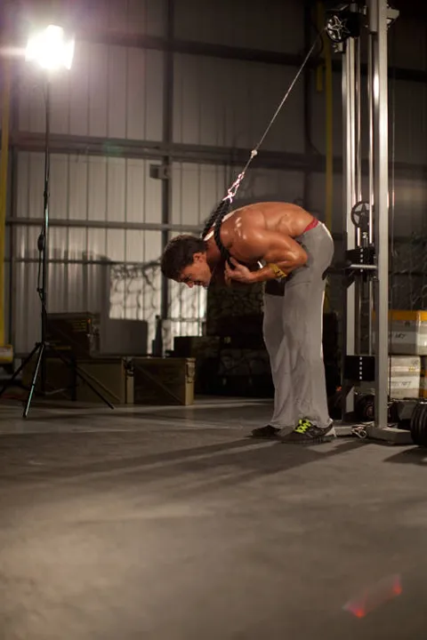 Standing Rope Crunch — contração