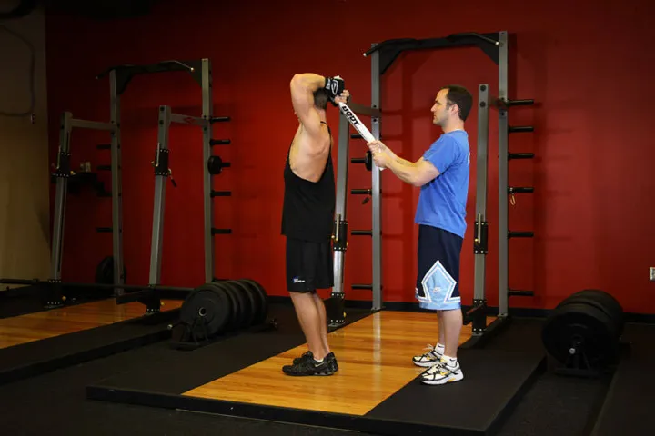 Standing Towel Triceps Extension — posição inicial