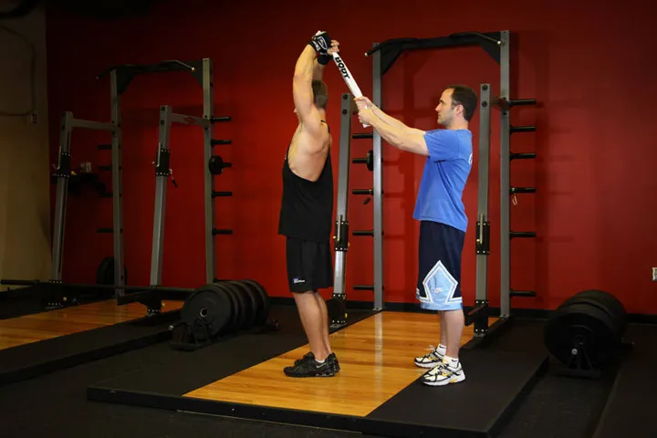 Standing Towel Triceps Extension — contração