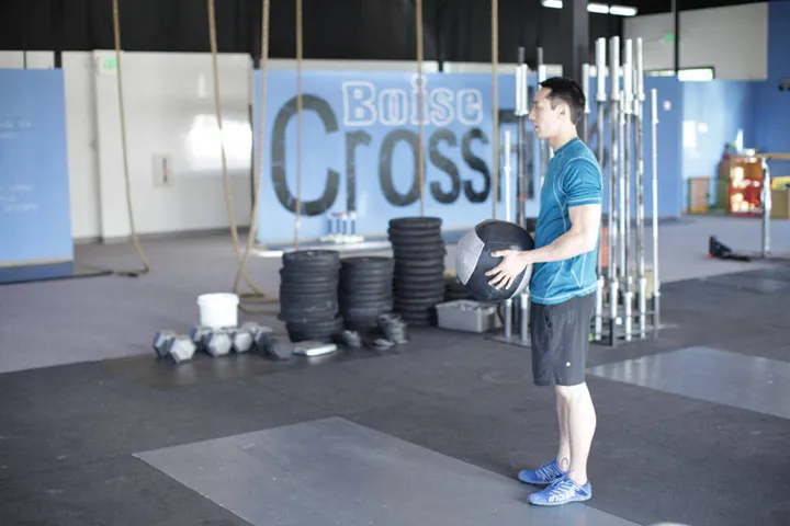 Standing Two-Arm Overhead Throw — posição inicial
