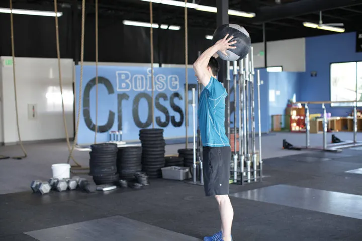 Standing Two-Arm Overhead Throw — contração