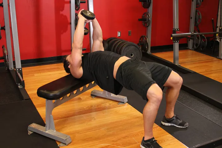 Straight-Arm Dumbbell Pullover — posição inicial