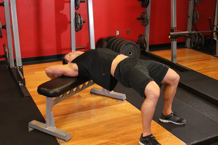 Straight-Arm Dumbbell Pullover — contração