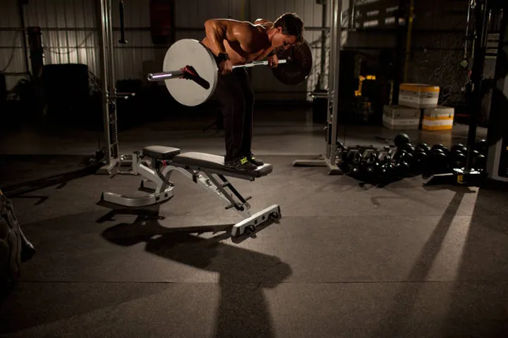 Straight Bar Bench Mid Rows — contração