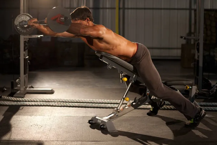 Straight Raises on Incline Bench — contração