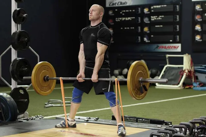 Sumo Deadlift with Bands — contração