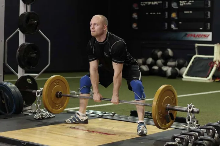 Sumo Deadlift with Chains — posição inicial